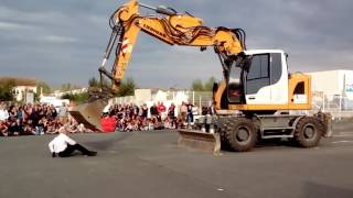 TRANSPORTS EXCEPTIONNELS Duo pour un danseur et une pelleteuse [upl. by Aleacim]