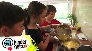 Jonathan kocht Sauergurkensuppe  Schmecksplosion  SWR Kindernetz [upl. by Eilema]