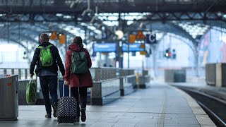 Stillstand an Bahnhöfen EVGStreik legt Schienenverkehr weitgehend lahm [upl. by Corrine]