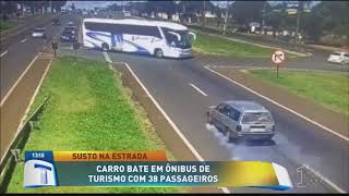 Carro bate em ônibus de turismo com 38 passageiros  Tribuna da Massa 131118 [upl. by Maryanna]