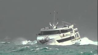 Traghetti sfidano il mare la prua immersa nelle onde a Capri [upl. by Hoffmann]