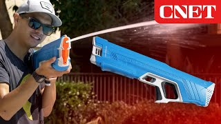 Hightech water gun automatically fills itself no pumping required 💦 [upl. by Nwahsyd]