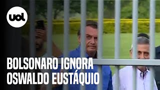 Bolsonaro ignora blogueiro bolsonarista que estava no portão do Alvorada [upl. by Sparks728]