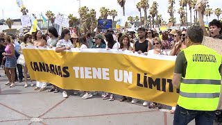 Protestas multitudinarias por el insostenible turismo en masa en Canarias [upl. by Basia532]