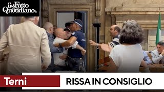 Rissa in consiglio comuna a Terni il video ripreso in aula il sindaco portato fuori di peso [upl. by Leinad]