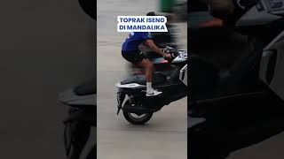 Toprak Razgatlioglu Iseng Aksi Wheelie di Belakang Paddock Sirkuit Mandalika [upl. by Waki]