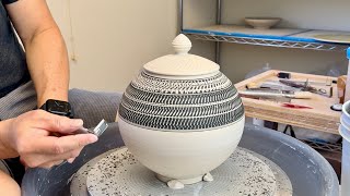 820 TrimmingChatteringSgraffito a Texture Lidded Moon Jar with HsinChuen Lin 林新春 圓蓋瓶修坯示範 [upl. by Attegroeg388]