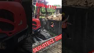 SEGUITECI muratore cantiere excavator demolizioni construction memes funny humor [upl. by Dorca238]