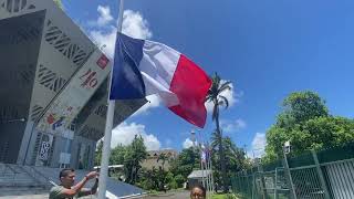 Loi immigration  le drapeau mis en berne [upl. by Htebazile]