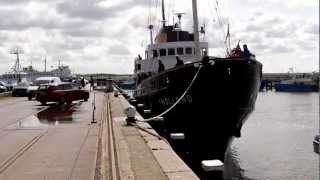 Zeesleepboot Holland aankomst in de haven van Harlingen [upl. by Yci]