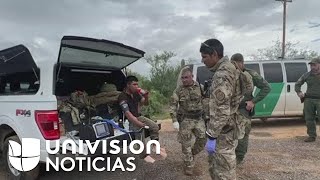 Rescatan a dos migrantes que estaban a punto de colapsar tras perderse en el desierto de Arizona [upl. by Friday963]