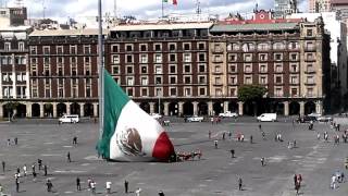 VIDEO Civiles y soldados mexicanos evitaron caída de la bandera en el Zócalo [upl. by Ahsinat487]