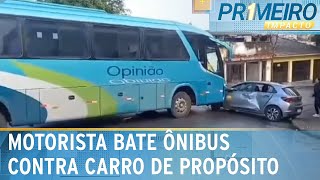 Motorista de ônibus avança sobre carro várias vezes após briga  Primeiro Impacto 150724 [upl. by Flagler479]