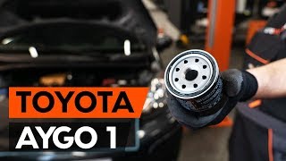 Hoe een oliefilter en motorolie vervangen op een TOYOTA AYGO 1 AB10 HANDLEIDING AUTODOC [upl. by Enaelem]