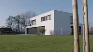 Moderne villa met witte crepi in houtskeletbouw door Dewaele Houtskeletbouw [upl. by Atnoid]