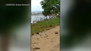 Habitantes de Tonga huyen del tsunami tras la erupción del volcán  AFP [upl. by Boaten]