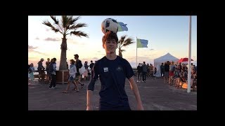 UN FOOTBALLEUR A LA PLAGE [upl. by Sido]