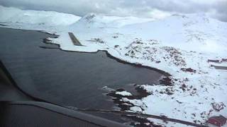 Wideroe Dash 8 cockpit view landing Honningsvåg [upl. by Tankoos]