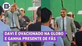 BBB 24 Campeão Davi é ovacionado na Globo e ganha até jaleco de fãs [upl. by Keung]