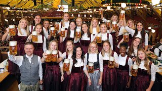 Der traditionelle WiesnBesuch der FC Bayern Frauen [upl. by Euqinehs429]