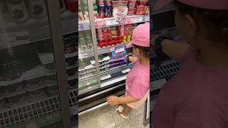 Izadora procurando iogurte de uva no supermercado criança brincadeiras izadoralima [upl. by Essilec]