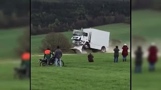 Schwer verletzt Rettungskräfte schauen LkwFahrer beim Crash zu [upl. by Johannes]