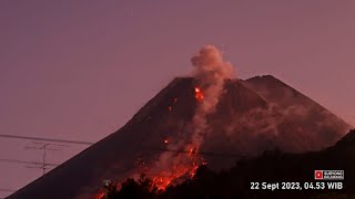 ERUPSI MERAPI HARI INI Batu Panas Berjatuhan [upl. by Harak]