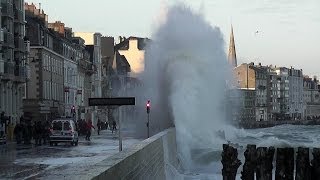 Grande marée SaintMalo Tempête Bretagne Springflut Tide Marea [upl. by Lotta36]