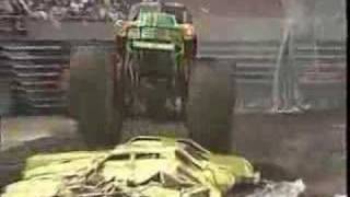 GRAVE DIGGER CRASH 1992 [upl. by Trebloc]