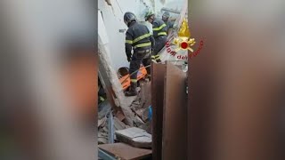 Crolla una palazzina nel Napoletano morti due bimbi padre e figlio estratti vivi [upl. by Enitsua]