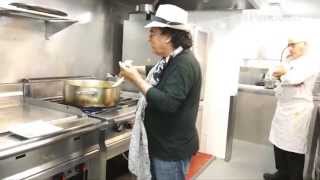 El cantante Al Bano cocina espaguetis [upl. by Aicat]