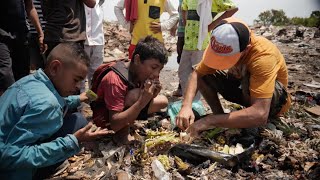 Escasez de comida lleva a venezolanos a hurgar en la basura [upl. by Airehtfele324]