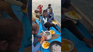 నడి సముద్రంలో తప్ప మీద అన్నం ఎలా తింటారు  How Do You Sea Boat food eting sivaram seafood fish [upl. by Hazeefah607]