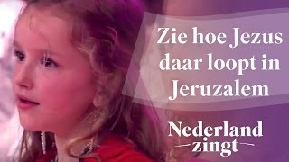 Nederland Zingt Zie hoe Jezus daar loopt [upl. by Hanikehs]