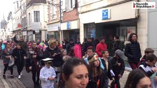 VIDÉO 1000 enfants fêtent le carnaval des couleurs à Romorantin [upl. by Nyladnar]