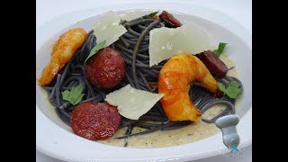 Recette de linguine à lencre de seiche crevettes chorizo et crème de parmesan [upl. by Fredel765]