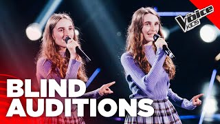 Le gemelle Emma e Giulia fanno IMPAZZIRE Clementino  The Voice Italy Kids  Blind Auditions [upl. by Sondra545]