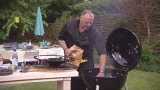 BBQvideo Een houtskoolBBQ aansteken [upl. by Isiad42]