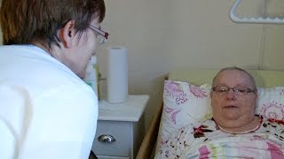 Das PalliativCareTeam bei einer Patientin zu Hause [upl. by Lekcim]