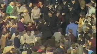 Leeds United movie archive  Leeds fans clash with Chelsea 1982  Hooligan Footage 09101982 [upl. by Aneej]