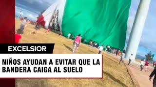 Niños evitan que bandera mexicana caiga al suelo [upl. by Irtimed]