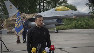 Zelenskyy demite chefe da Força Aérea dias depois do abate de um caça F16 [upl. by Lleira]