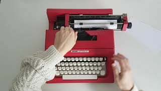 Tonys Typewriters  Olivetti Lettera 25 [upl. by Kreegar175]