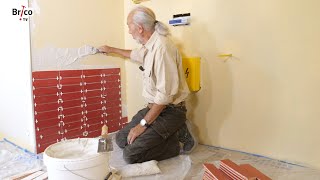 Poser du carrelage mural dans une salle de bains  Tuto bricolage avec Robert [upl. by Buller493]