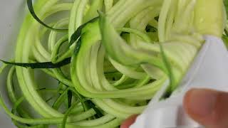 Cómo hacer espaguetis de calabacín  zucchini pasta [upl. by Doxia217]