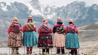 Las Cholitas escaladoras que conquistan cumbres y tradiciones en los Andes [upl. by Legge72]