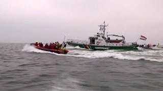 Olanda polizia impedisce protesta di Greenpeace [upl. by Shelden]