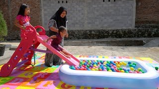 Baru KOLAM RENANG PEROSOTAN KEYSHA Mandi Bola Warna Warni Belajar Warna The Finger Family Balloons [upl. by Leunam]