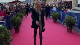 Virginie Efira et Niels Schneider tels Roméo et Juliette au Festival du Film de Cabourg [upl. by Ayarahs553]