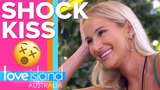 Newcomer Zoes kiss shocks the Villa  Love Island Australia [upl. by Barnes]